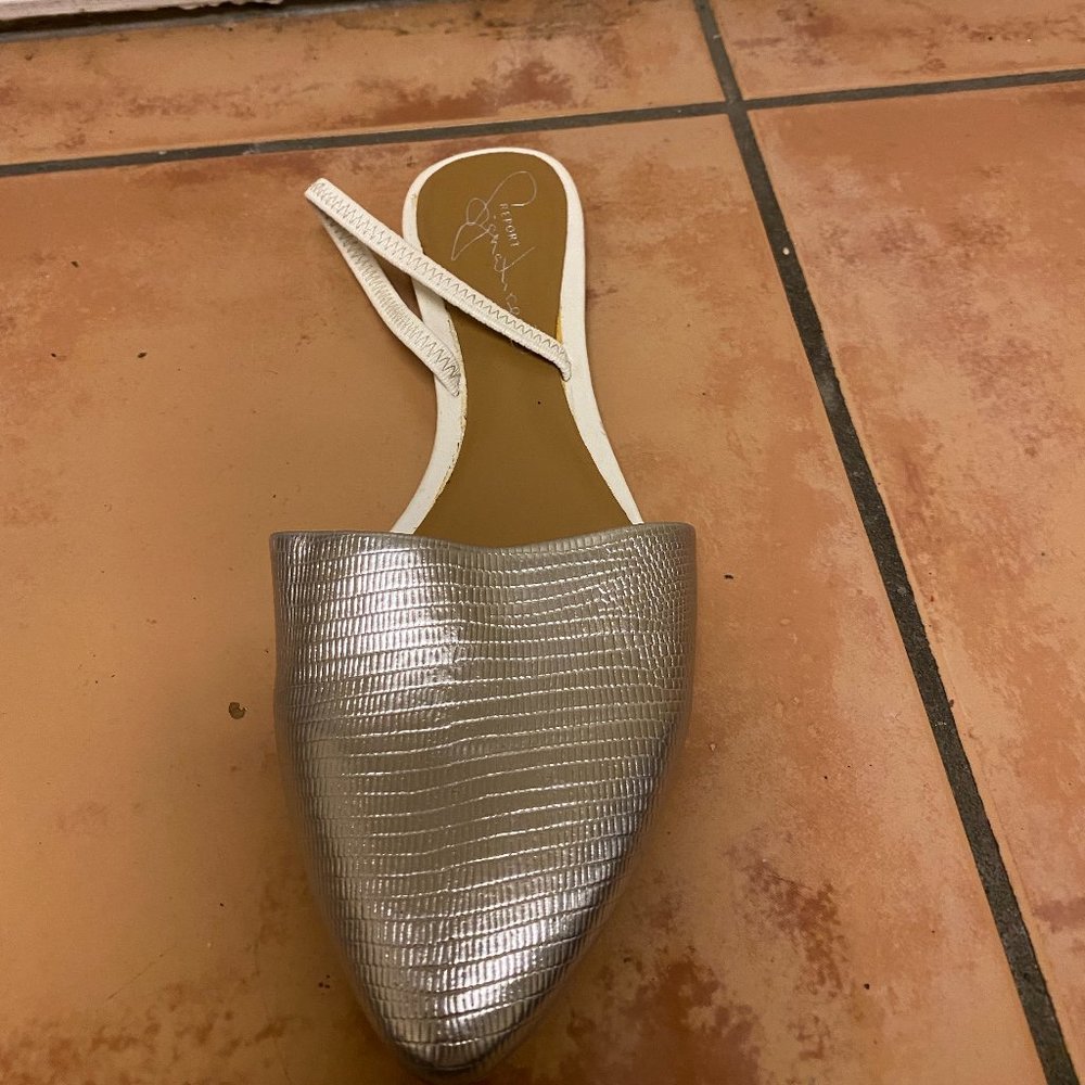 Report Signature Flats Brand New